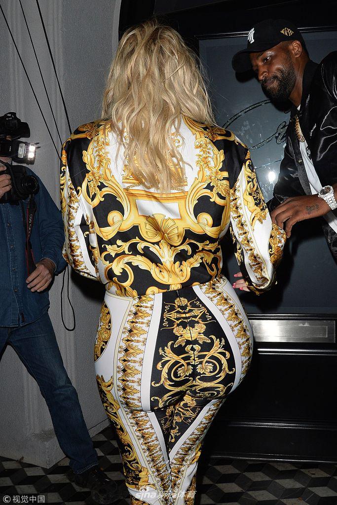 科勒获男友TT细心搀扶 紧身包臀裤线条丰满