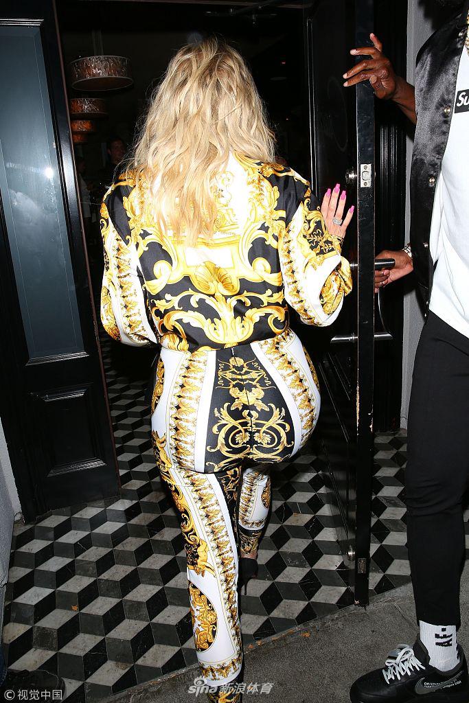 科勒获男友TT细心搀扶 紧身包臀裤线条丰满