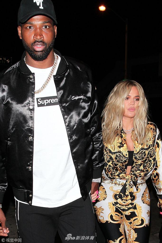 科勒获男友TT细心搀扶 紧身包臀裤线条丰满