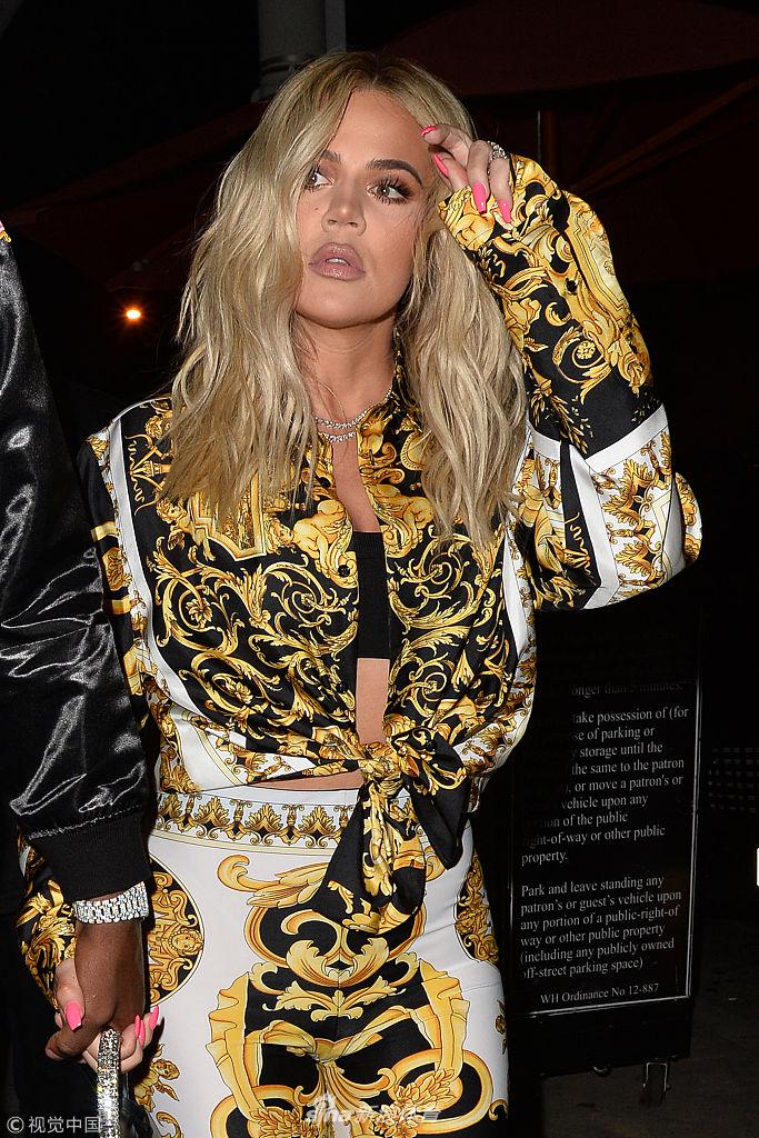 科勒获男友TT细心搀扶 紧身包臀裤线条丰满