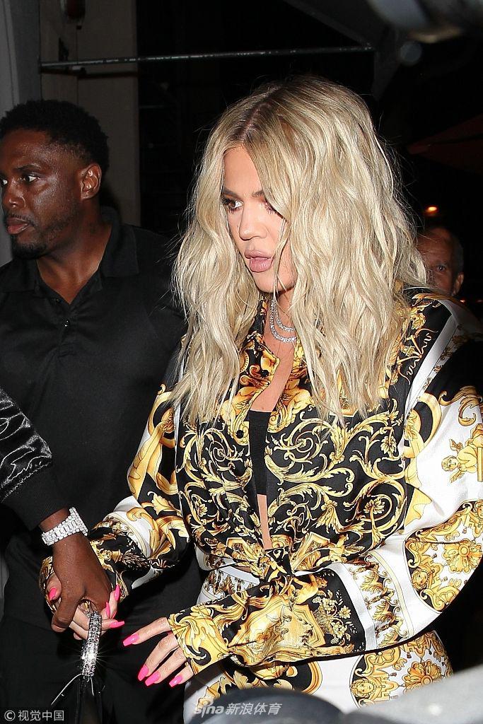 科勒获男友TT细心搀扶 紧身包臀裤线条丰满