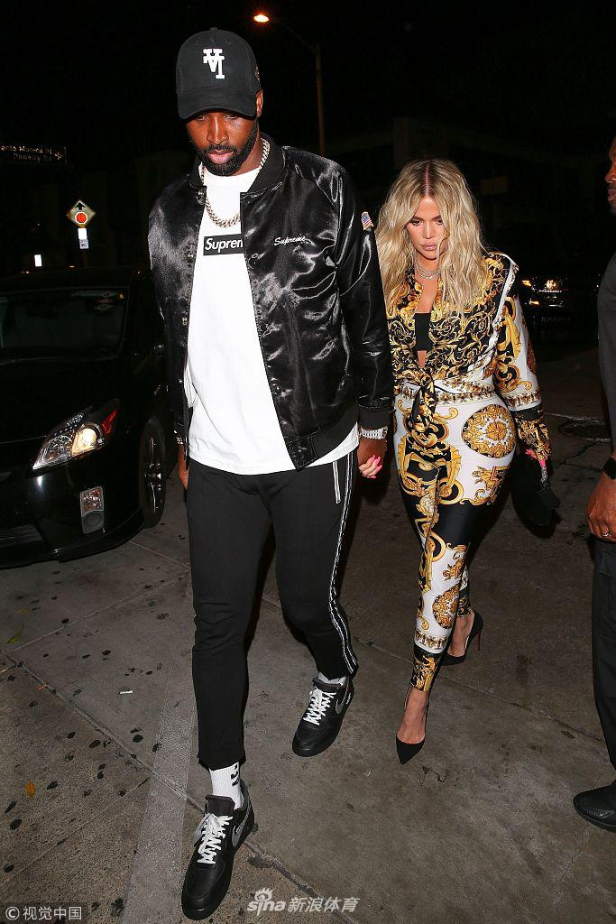 科勒获男友TT细心搀扶 紧身包臀裤线条丰满