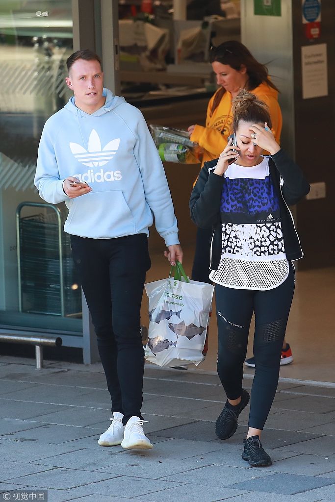 曼联铁闸琼斯与妻子上街购物诠释模范好丈夫