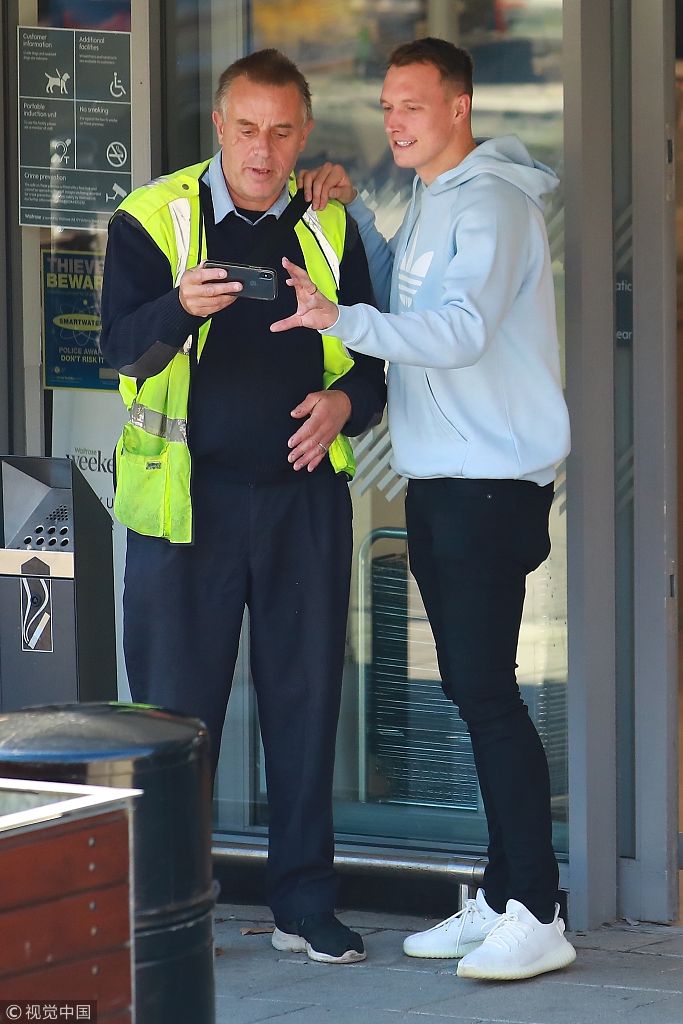 曼联铁闸琼斯与妻子上街购物诠释模范好丈夫