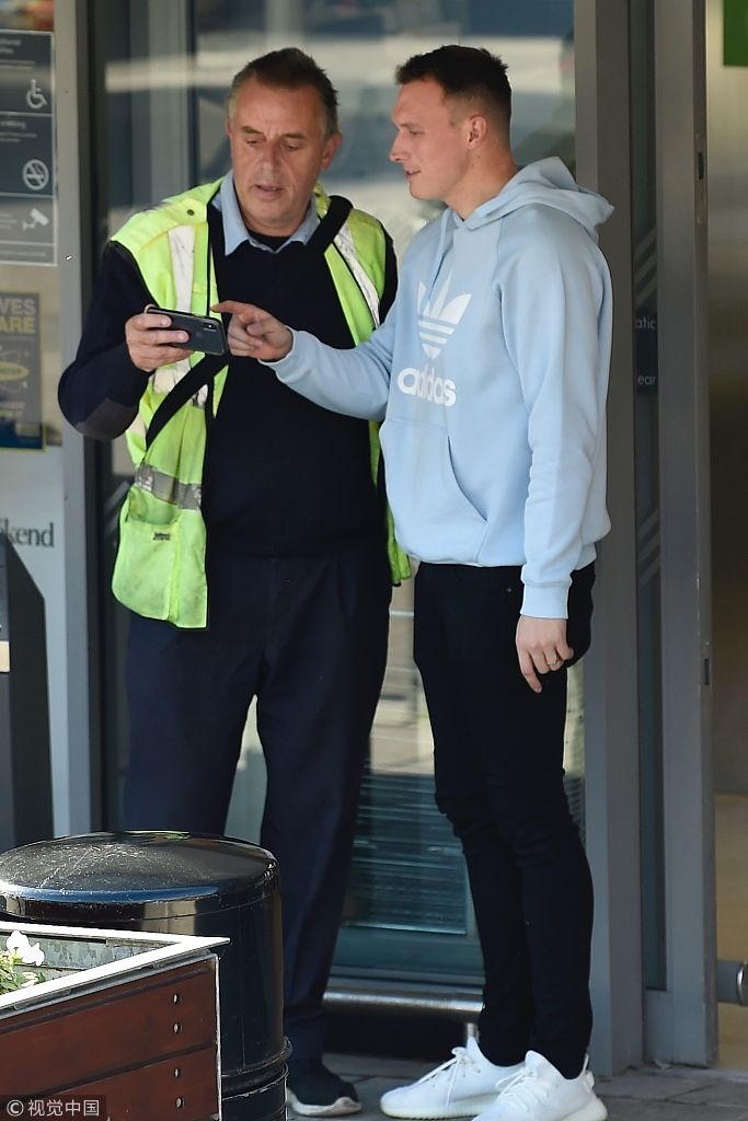 曼联铁闸琼斯与妻子上街购物诠释模范好丈夫