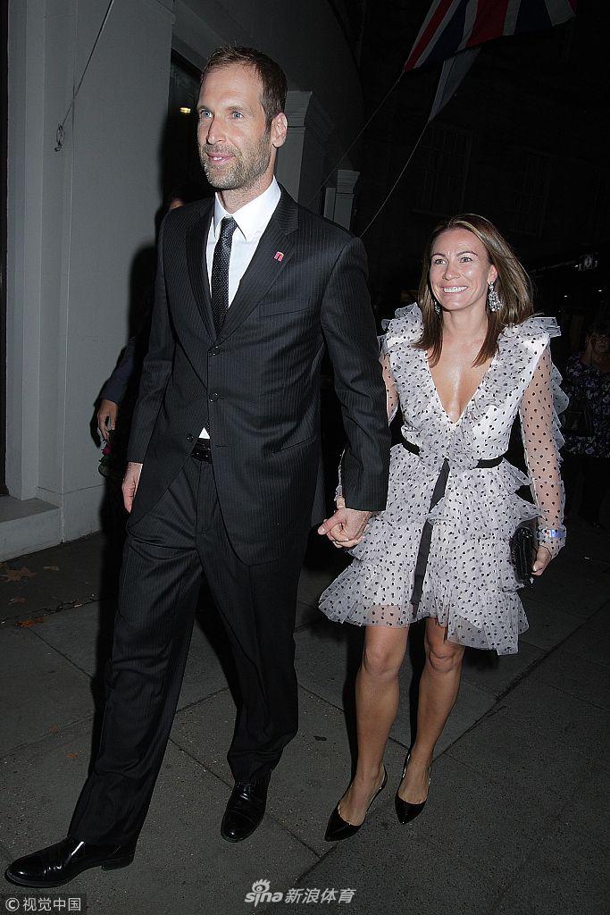 切赫外出全程紧牵爱妻恩爱十足