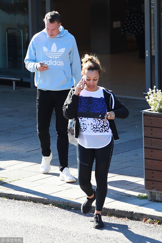 曼联铁闸琼斯与妻子上街购物诠释模范好丈夫