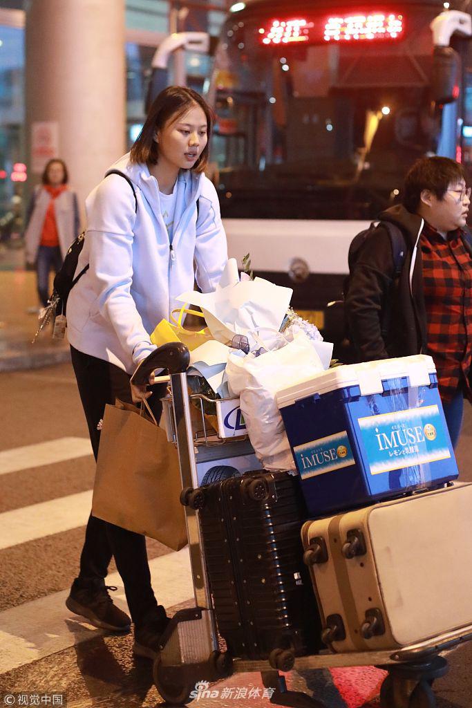 中国女排回国抵京众粉丝接机