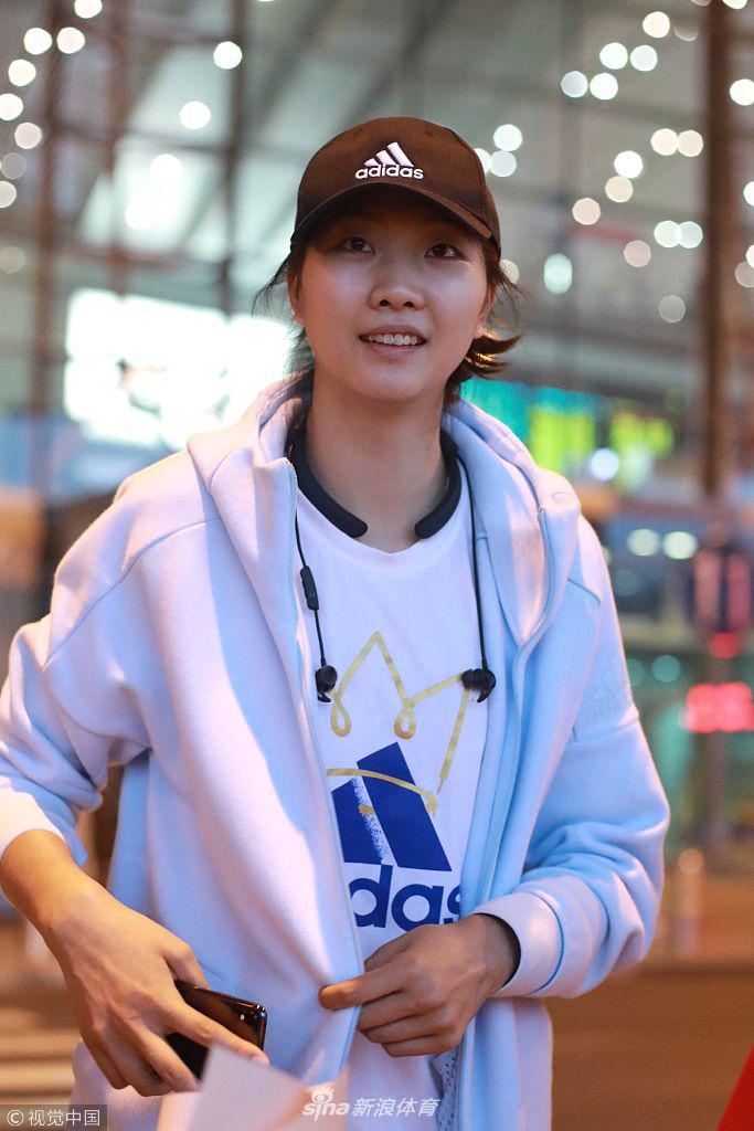 中国女排回国抵京众粉丝接机