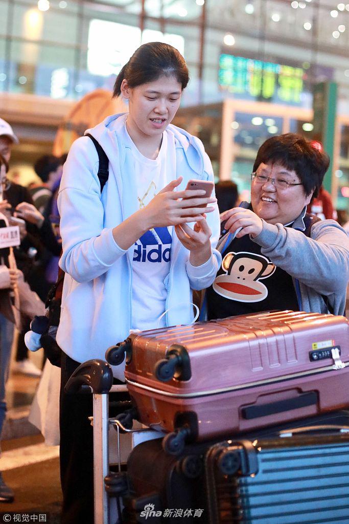 中国女排回国抵京众粉丝接机