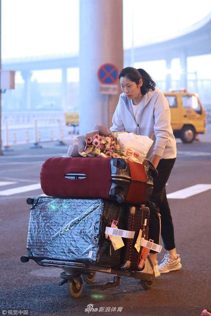 中国女排回国抵京众粉丝接机