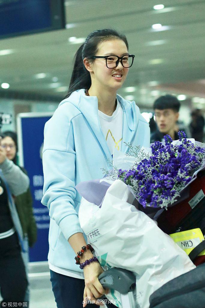 中国女排回国抵京众粉丝接机