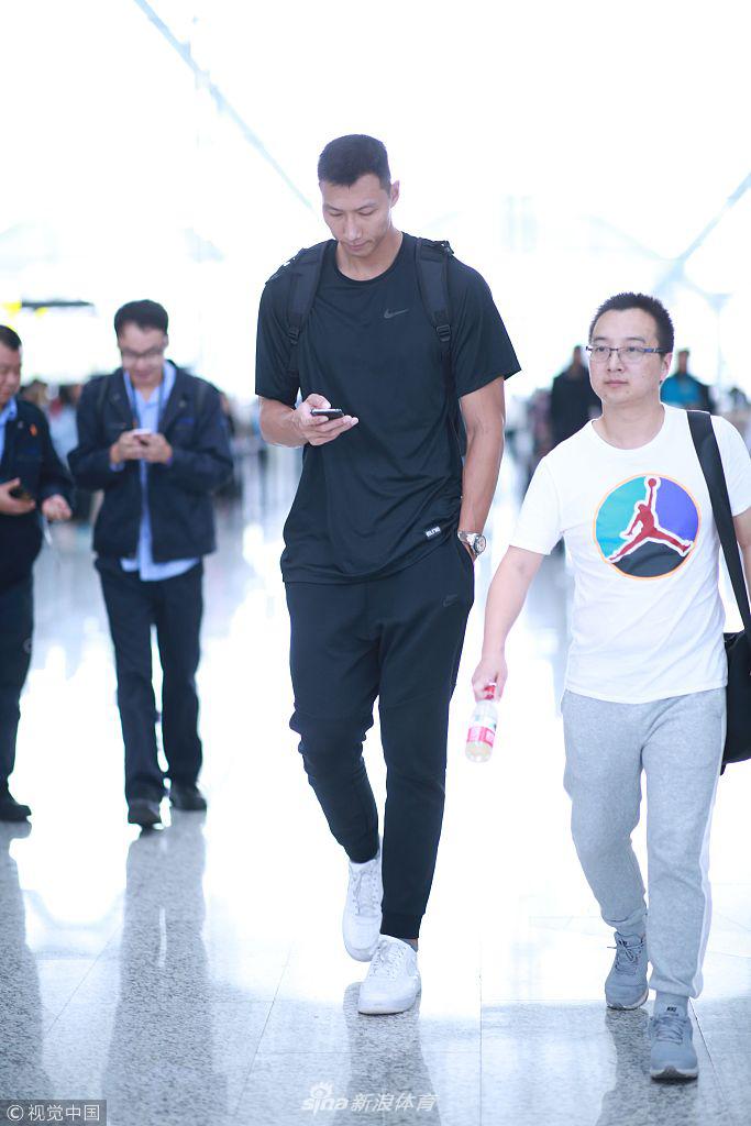 易建联一身黑现身机场与路人皆是"最萌身高差"