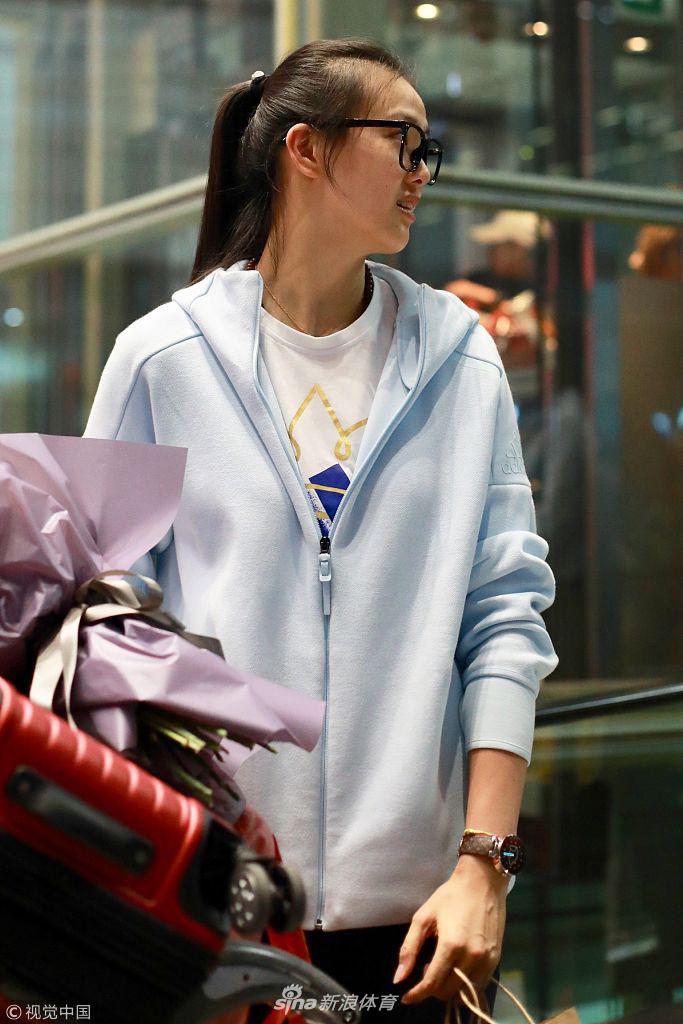 中国女排回国抵京众粉丝接机
