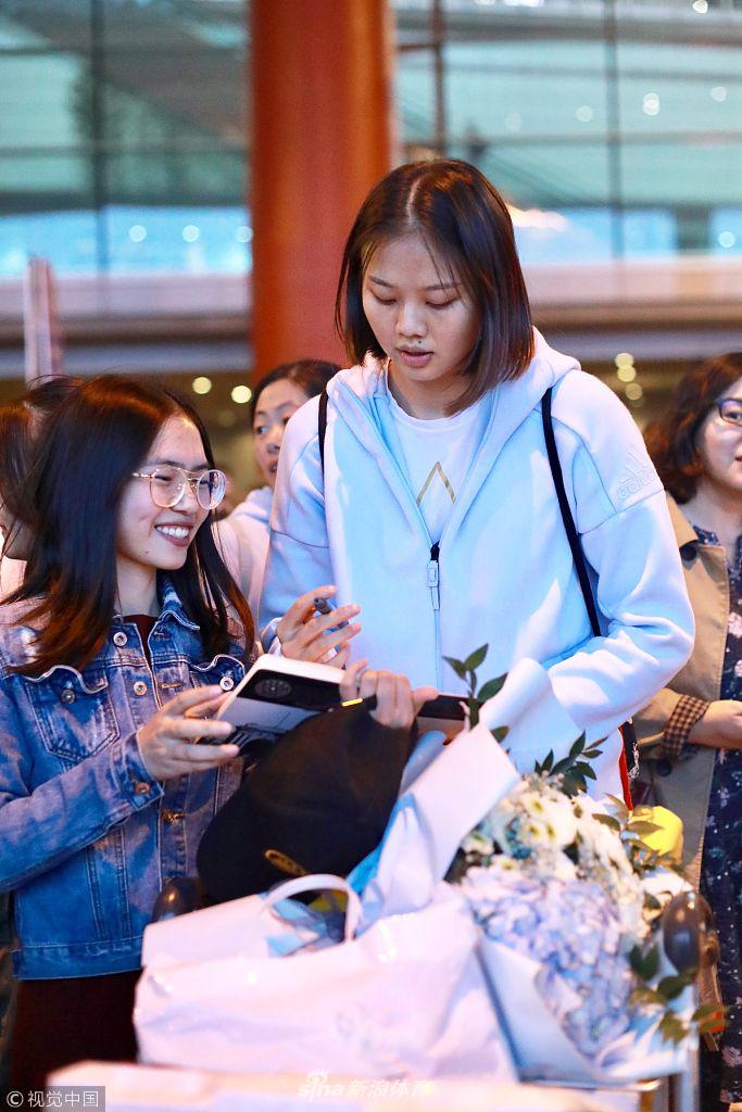 中国女排回国抵京众粉丝接机