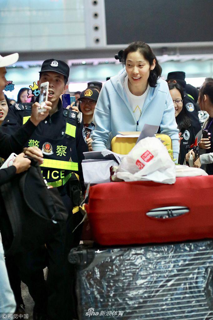 中国女排回国抵京众粉丝接机