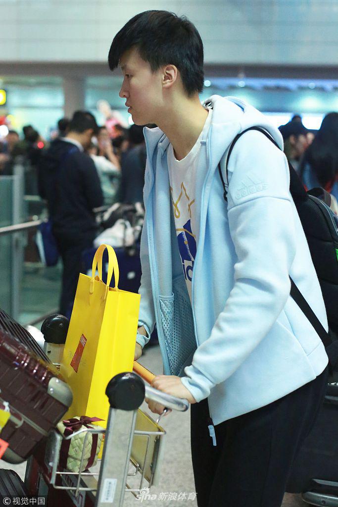 中国女排回国抵京众粉丝接机