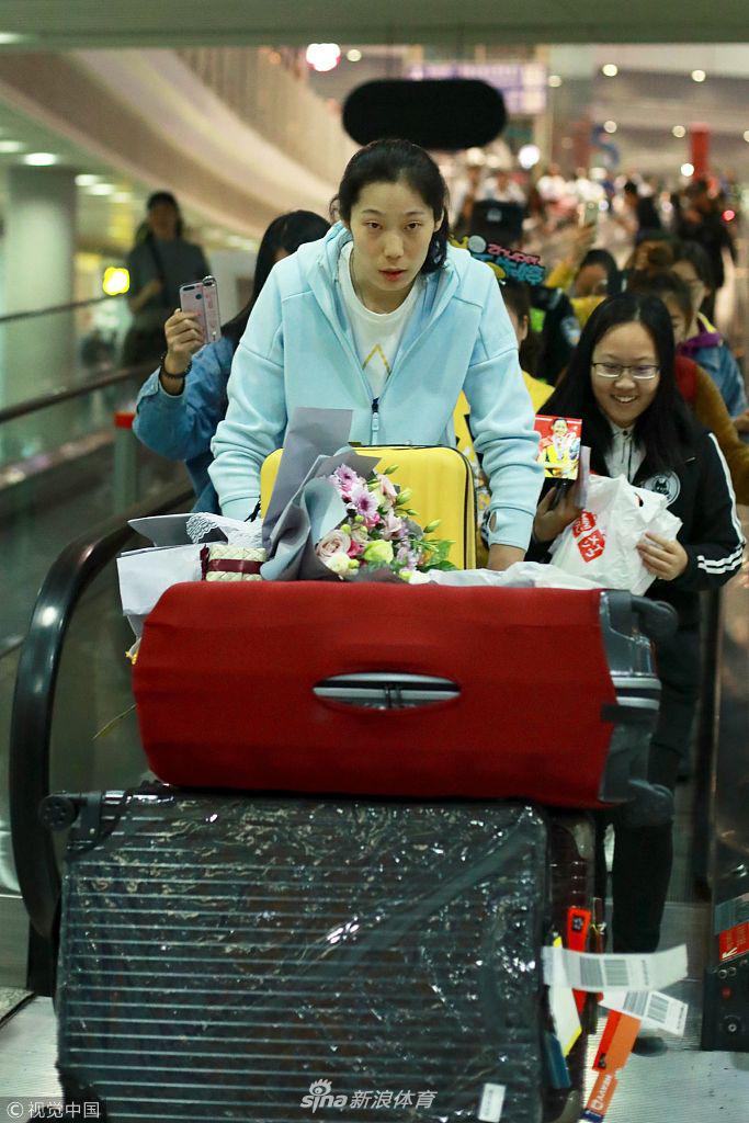 中国女排回国抵京众粉丝接机