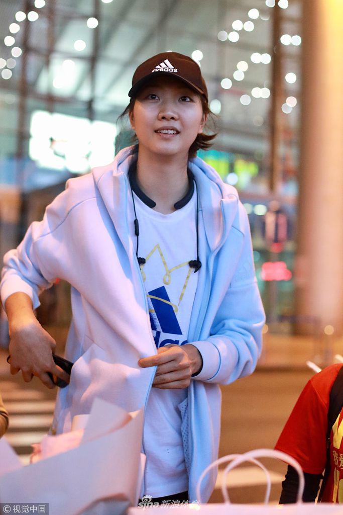 中国女排回国抵京众粉丝接机