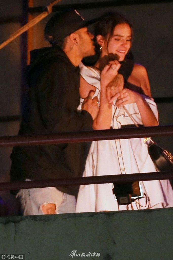 内马尔布鲁娜同框画面回顾恩爱时刻