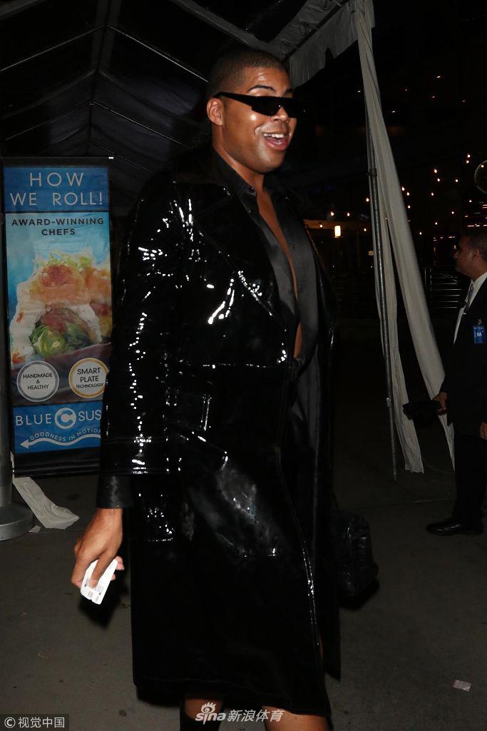 EJ酱漆皮风衣深夜现身好莱坞