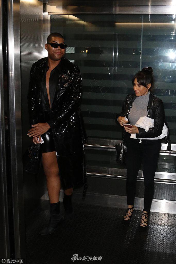 EJ酱漆皮风衣深夜现身好莱坞