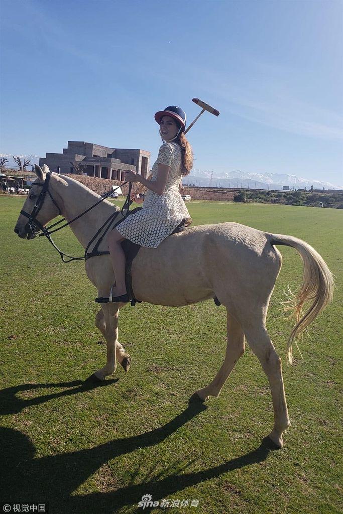 布兰卡变最美马球手 穿短裙骑马英姿飒爽