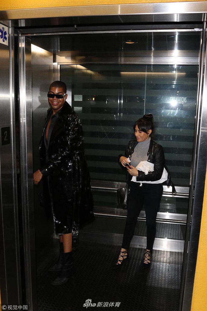 EJ酱漆皮风衣深夜现身好莱坞