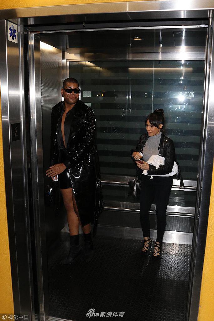 EJ酱漆皮风衣深夜现身好莱坞