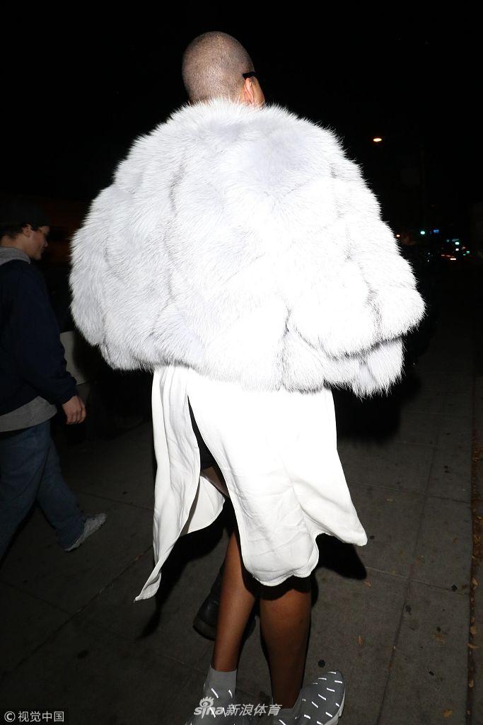 EJ酱裙装皮草加身演绎名媛风