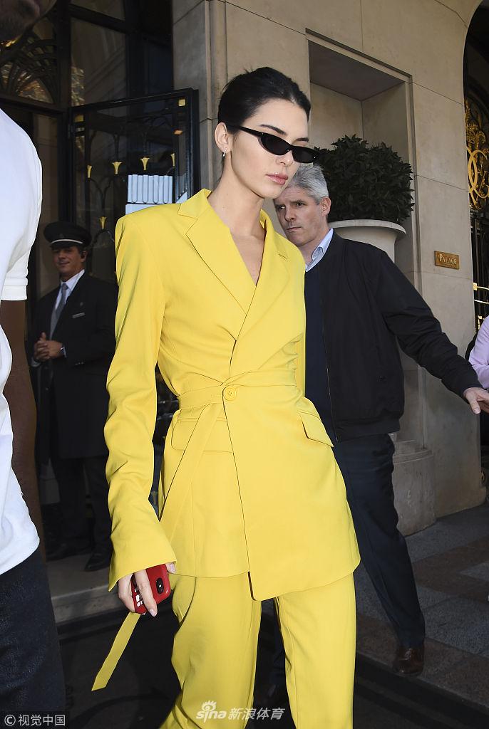 詹娜秀性感蜂腰大方合影粉丝