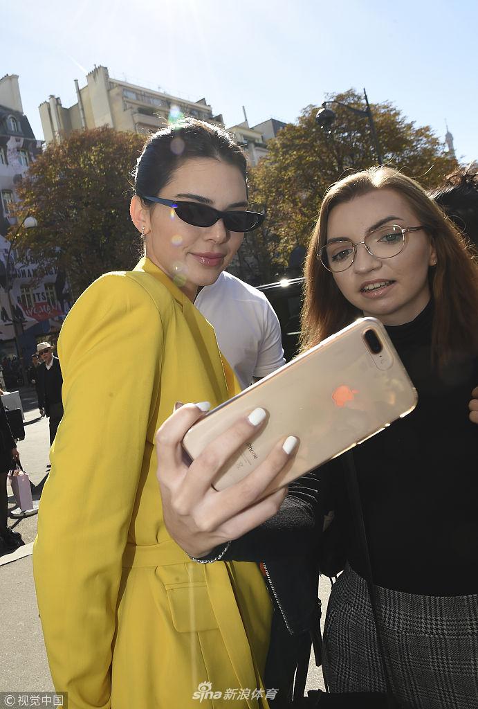 詹娜秀性感蜂腰大方合影粉丝