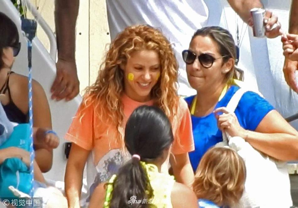 夏奇拉拖家带口迈阿密度假忙成一团