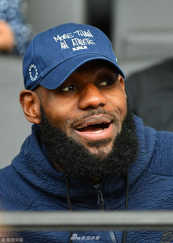 詹姆斯现身国际田径锦标赛