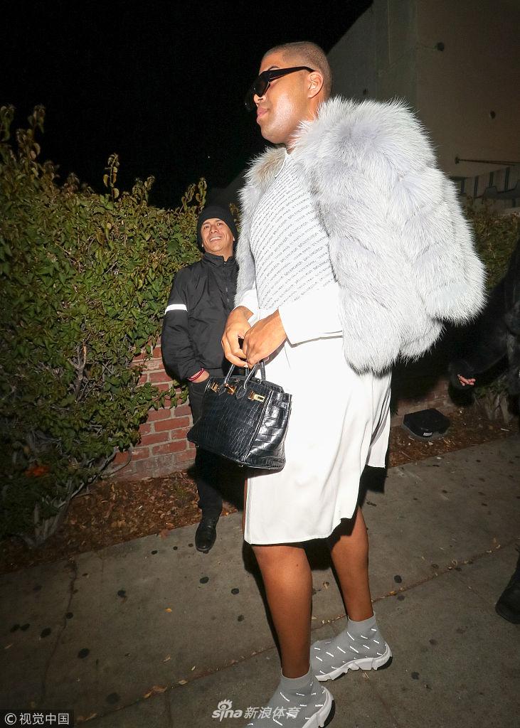 EJ酱裙装皮草加身演绎名媛风