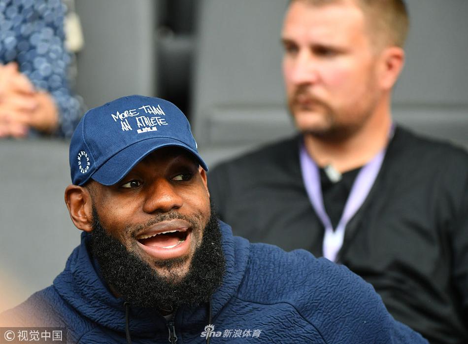 詹姆斯现身国际田径锦标赛