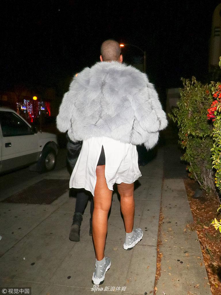 EJ酱裙装皮草加身演绎名媛风