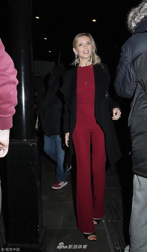 切赫外出全程紧牵爱妻恩爱十足