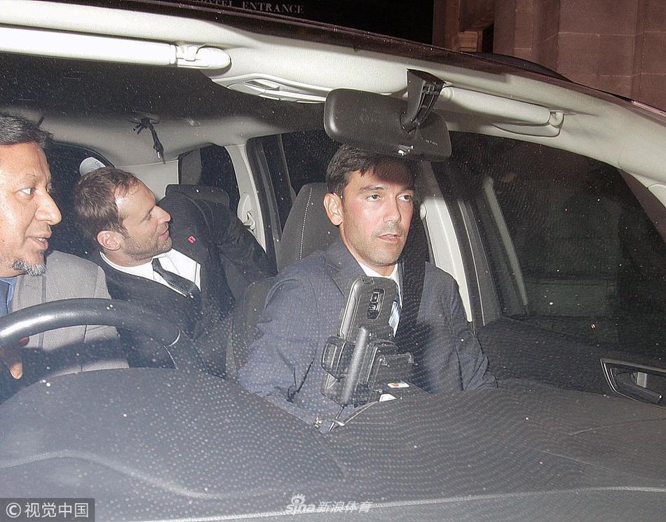 切赫外出全程紧牵爱妻恩爱十足