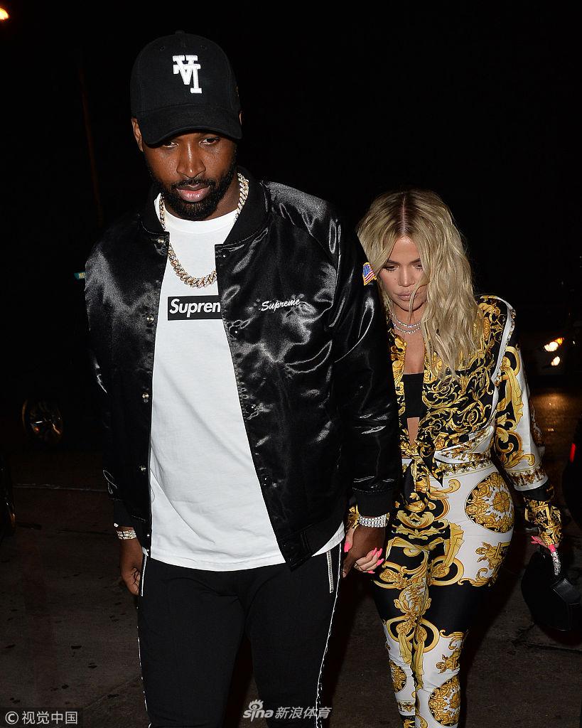 科勒获男友TT细心搀扶 紧身包臀裤线条丰满