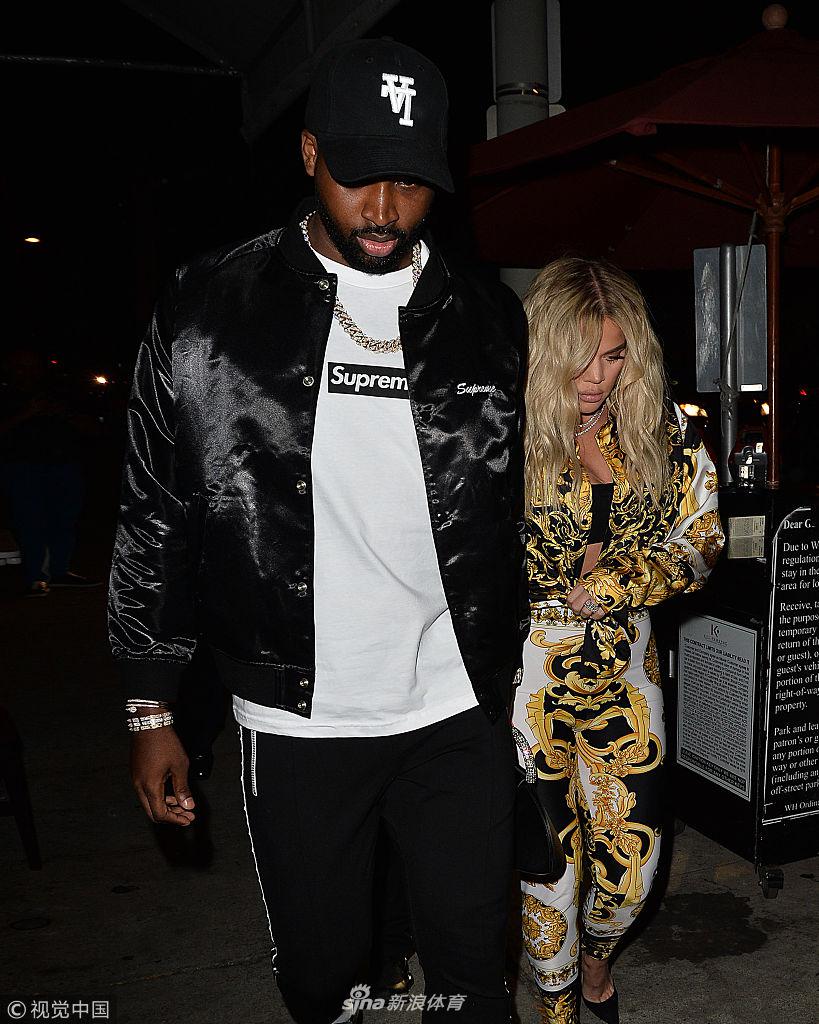 科勒获男友TT细心搀扶 紧身包臀裤线条丰满