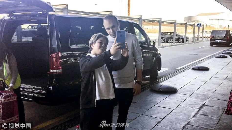 伊涅斯塔现身巴塞罗那机场