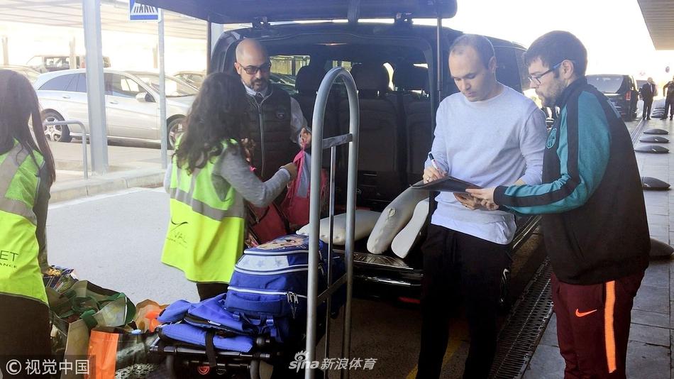 伊涅斯塔现身巴塞罗那机场