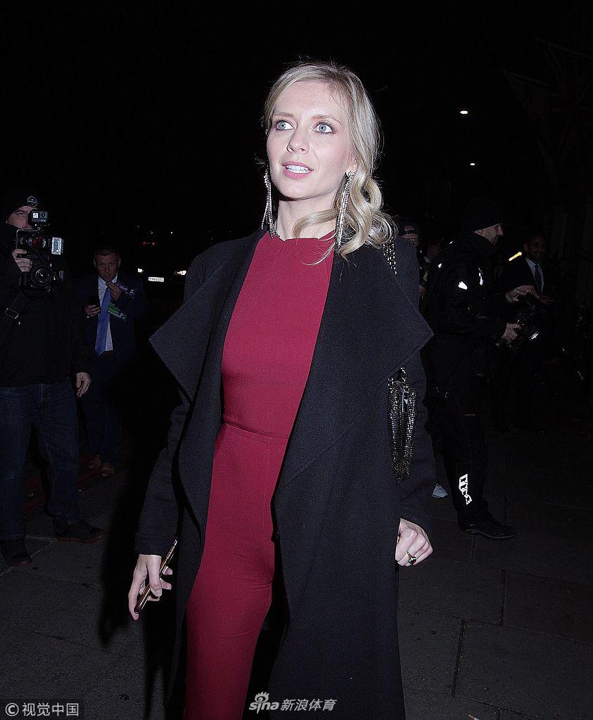 切赫外出全程紧牵爱妻恩爱十足