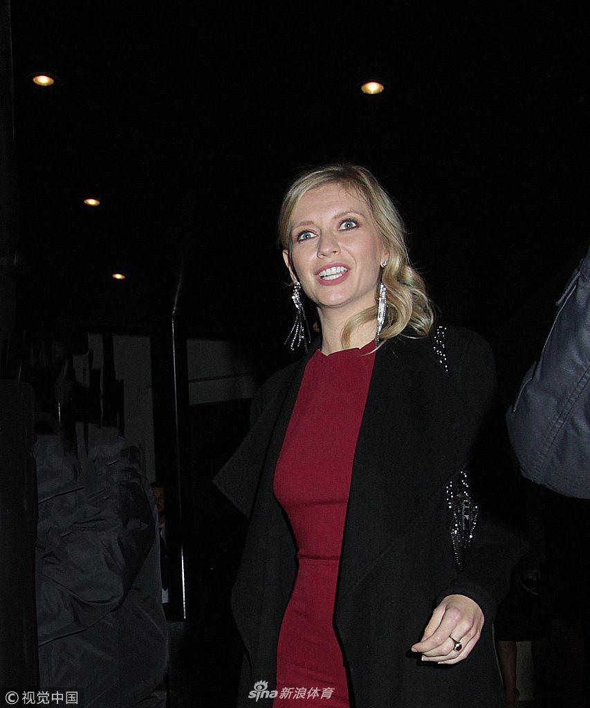 切赫外出全程紧牵爱妻恩爱十足