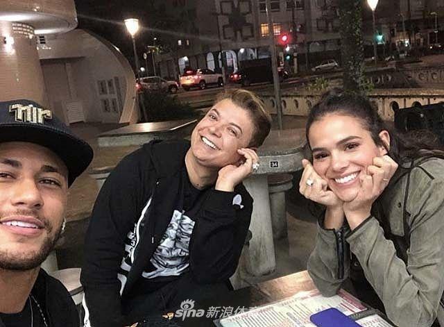 内马尔布鲁娜同框画面回顾恩爱时刻