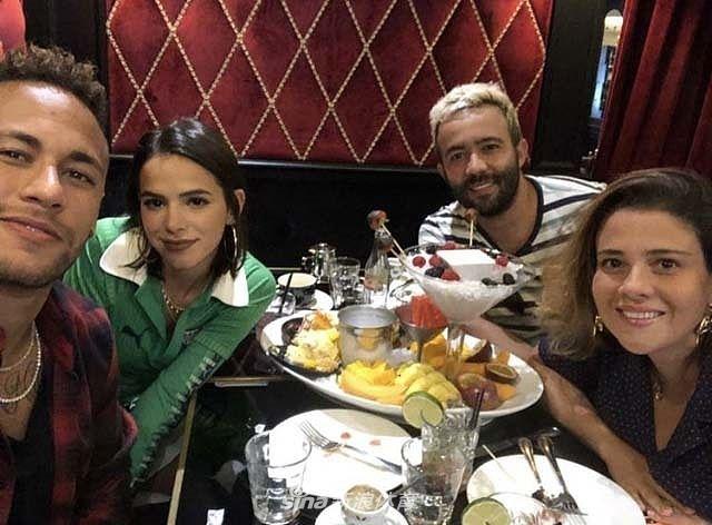 内马尔布鲁娜同框画面回顾恩爱时刻