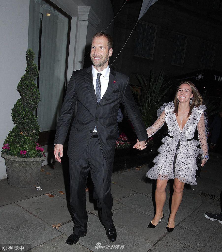 切赫外出全程紧牵爱妻恩爱十足