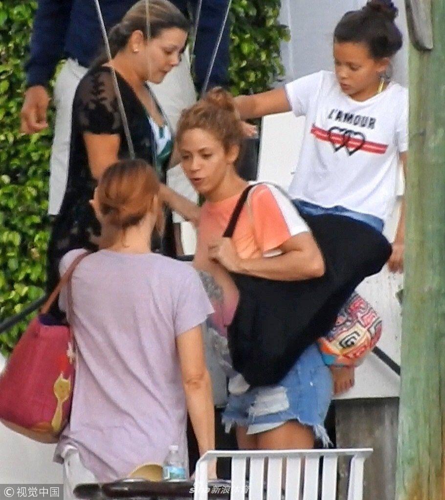 夏奇拉拖家带口迈阿密度假忙成一团