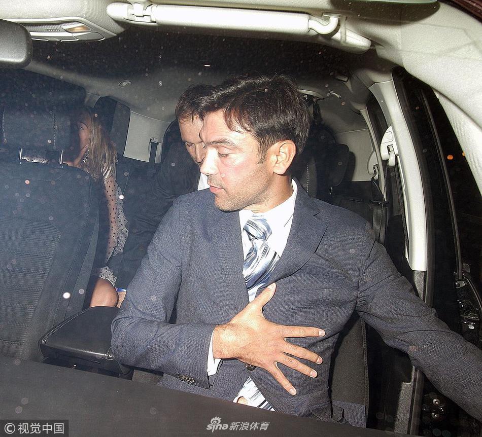 切赫外出全程紧牵爱妻恩爱十足